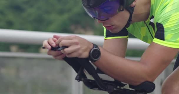 Detailní záběr na triatlon sportovec sportovec cyklista na koni profesionální závodní kolo. — Stock video