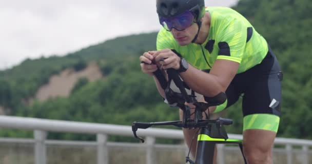 Närbild skott av triathlon idrottsman idrottare cyklist ridning professionell racing cykel. — Stockvideo