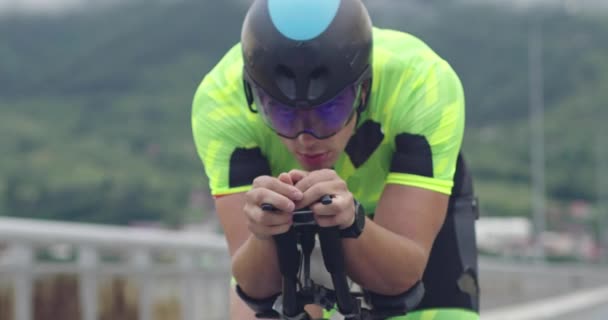 Primo piano colpo di triathlon sportivo atleta ciclista guida professionale bicicletta da corsa. — Video Stock