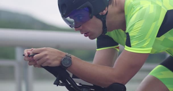 Zbliżenie strzał z triathlon sportowiec kolarz jazda profesjonalny wyścigi rower. — Wideo stockowe