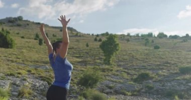 Doğada esneme egzersizleri yapan bayan sporcu. Kadın koşucu vücut kaslarını esnetiyor