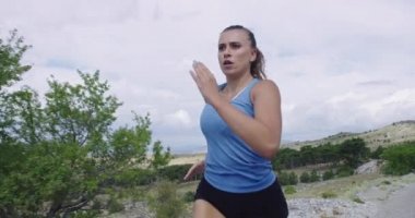 Azimli, sportif bir kadın yolda tek başına koşuyor ve maratona hazırlanıyor. Spor ve özgürlük kavramı.