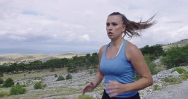 Azimli, sportif bir kadın yolda tek başına koşuyor ve maratona hazırlanıyor. Spor ve özgürlük kavramı.