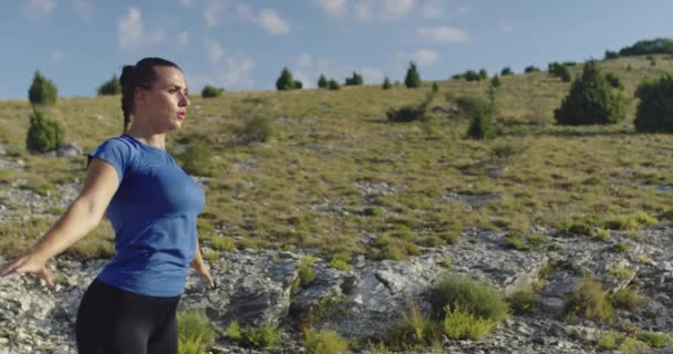 Atleta donna che fa esercizi di stretching in natura. Donna corridore stretching muscoli del corpo — Video Stock
