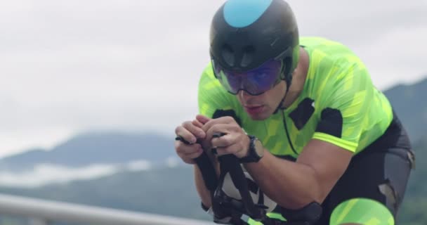 Close-up shot van triatlon sporter atleet wielrenner rijden professionele racefiets. — Stockvideo