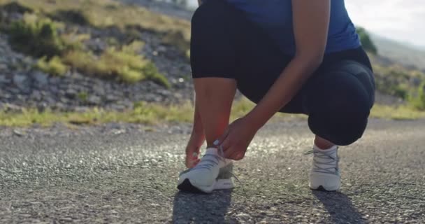 Gros plan. Femmes mains attacher les lacets sur la chaussure de sport. — Video