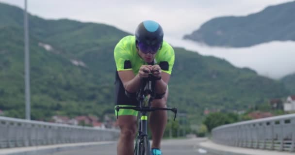 Triathlon desportista atleta ciclista equitação bicicleta de corrida profissional. — Vídeo de Stock