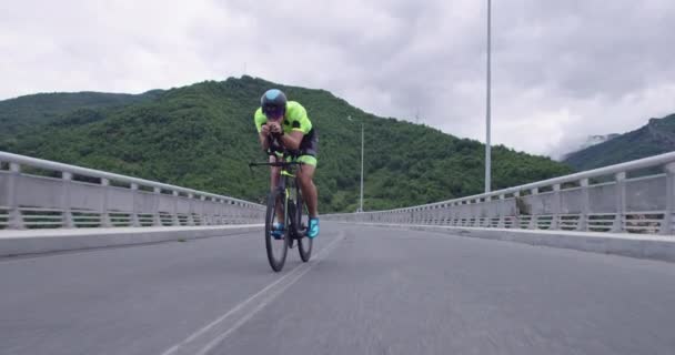 Triathlon sportsman athlete cyclist riding professional racing bicycle. — Stock Video