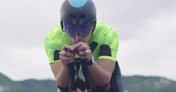 Szoros lövés triatlon sportoló sportoló kerékpáros lovaglás profi versenykerékpár. — Stock videók