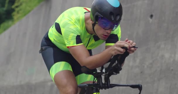 Primo piano colpo di triathlon sportivo atleta ciclista guida professionale bicicletta da corsa. — Video Stock