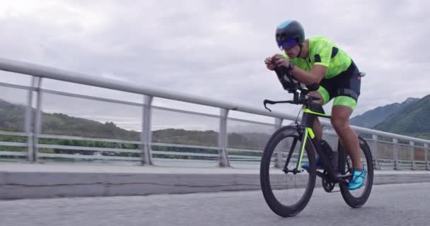 Triathlon desportista atleta ciclista equitação bicicleta de corrida profissional. — Vídeo de Stock