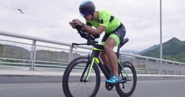 Triathlon sportsman athlete cyclist riding professional racing bicycle. — Stock Video