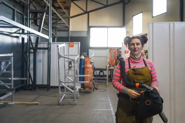 Portrait d'une femme soudeuse portant un casque et se préparant à une journée de travail dans l'industrie métallurgique — Photo