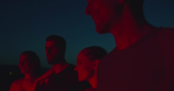 Groupe Multiethnique Athlètes Reposant Après Avoir Couru Nuit Après Une — Video