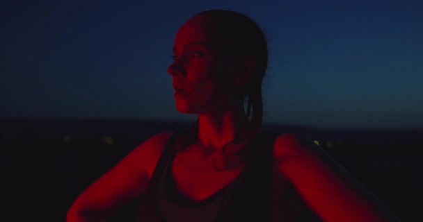 Retrato Close Câmera Lenta Mulher Exausta Atleta Descansando Após Exercício — Vídeo de Stock