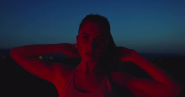 Şehir Merkezinde Gece Gündüz Egzersiz Yaptıktan Sonra Dinlenen Yorgun Kadın — Stok video