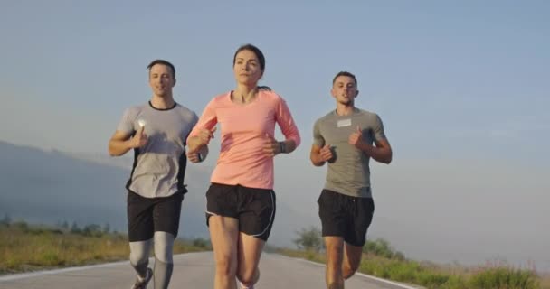 Grupo Multiétnico Atletas Correndo Juntos Uma Estrada Panorâmica Campo Equipe — Vídeo de Stock