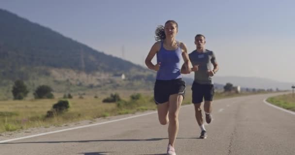 Sportos Pár Kocog Szabadban Reggel Nyomvonal Futás Tapasztalat Természetben Egészséges — Stock videók