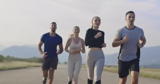 Grupo Multiétnico Atletas Correndo Juntos Uma Estrada Panorâmica Campo Equipe — Vídeo de Stock