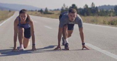 Sportif genç çift koşuya ya da koşu deneyimine hazır. Sağlıklı yaşam tarzı kavramı. - Evet. Yüksek kaliteli görüntüler. Ağır çekim. Seçici odak. 