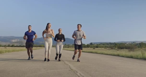 Grupo Multiétnico Atletas Corriendo Juntos Una Carretera Panorámica Del Campo — Vídeos de Stock