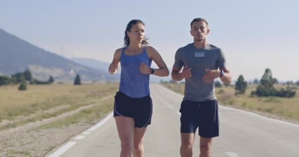 Sportowa Para Biegająca Rano Świeżym Powietrzu Doświadczenie Bieganiu Szlakiem Przyrodzie — Wideo stockowe