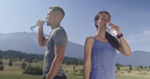 Sportief Jong Echtpaar Verfrist Zich Het Drinken Van Vers Water — Stockvideo