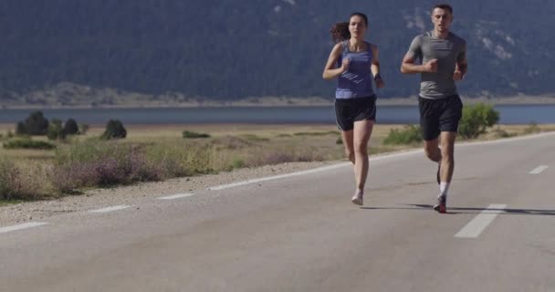 Pareja Deportiva Corriendo Aire Libre Por Mañana Sendero Corriendo Experiencia — Vídeos de Stock