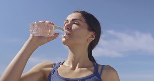 Strzał Zwolnionym Tempie Sportowej Biegającej Kobiety Podczas Picia Wody Odpoczynku — Wideo stockowe