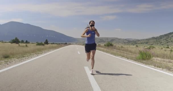 Sportowa Kobieta Masce Ochronnej Biegająca Wczesnym Rankiem Wiejskich Drogach Materiał — Wideo stockowe