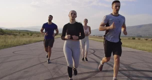 Grupo Multiétnico Atletas Corriendo Juntos Una Carretera Panorámica Del Campo — Vídeo de stock