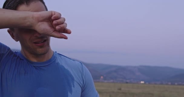 Sportlicher Mann Entspannt Sich Nach Dem Lauf Porträt Eines Männlichen — Stockvideo