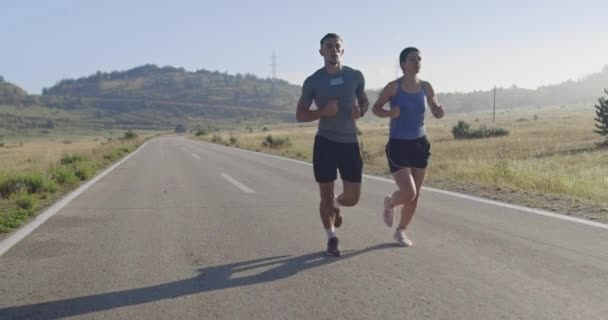 Seguimiento Toma Cámara Lenta Pareja Deportiva Corriendo Aire Libre Mañana — Vídeos de Stock