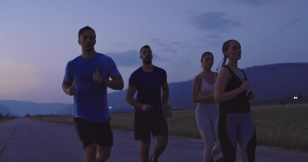 Grupo Multiétnico Atletas Corriendo Juntos Una Carretera Panorámica Del Campo — Vídeos de Stock