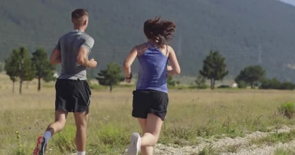 Спортивная Пара Бегает Свежем Воздухе Утрам Трасса Работает Опыт Природе — стоковое видео