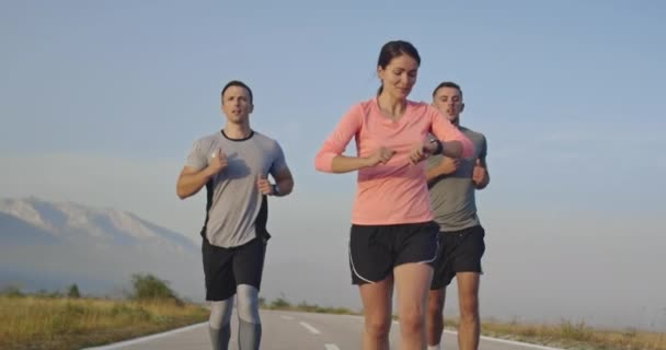 Grupo Multiétnico Atletas Corriendo Juntos Una Carretera Panorámica Una Corredora — Vídeos de Stock
