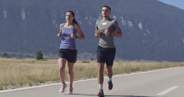 Casal Esportivo Correndo Livre Pela Manhã Trilha Correndo Experiência Natureza — Vídeo de Stock