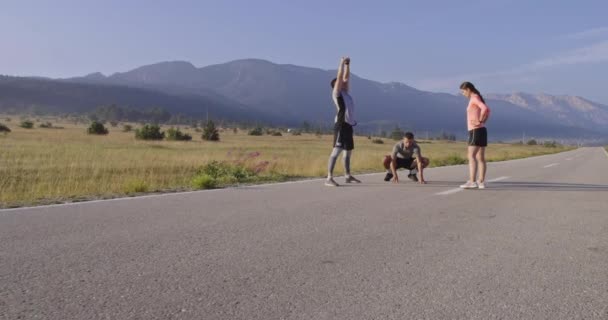 Grupo Diverso Atletas Que Alongam Aquecem Juntos Uma Estrada Panorâmica — Vídeo de Stock