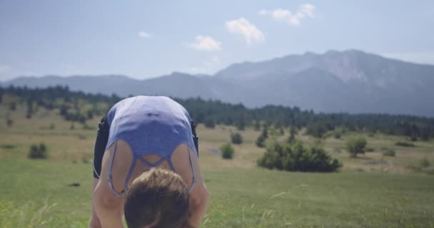 Atleta Haciendo Ejercicios Estiramiento Naturaleza Antes Correr Por Mañana Mujer — Vídeos de Stock