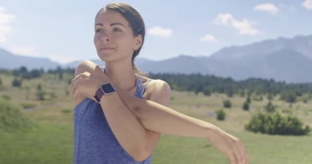 Žena Sportovec Dělá Strečink Cvičení Přírodě Před Ranním Běháním Žena — Stock video