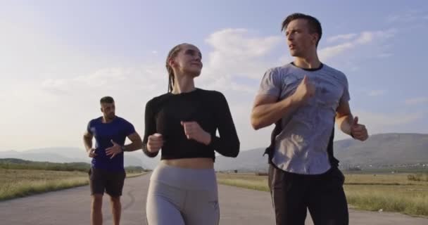 Grupo Multiétnico Atletas Corriendo Juntos Una Carretera Panorámica Del Campo — Vídeo de stock