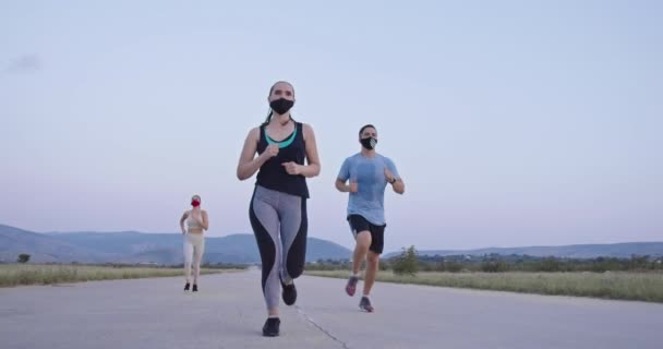 Grupo Multiétnico Atletas Corriendo Juntos Una Carretera Panorámica Del Campo — Vídeo de stock