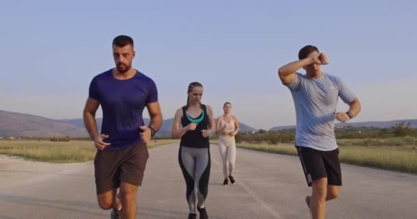 Multietnisk Grupp Idrottare Som Springer Tillsammans Panoramavägen Diverse Team Joggare — Stockvideo