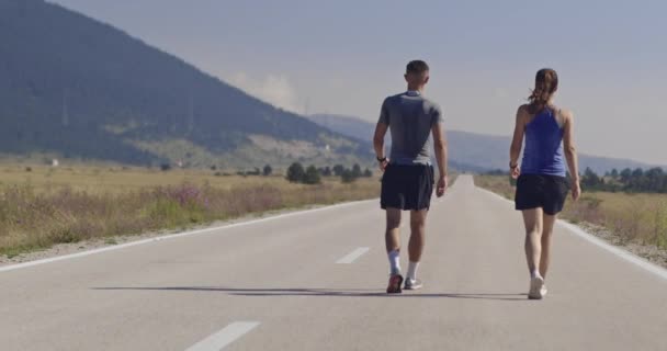 Sportowa Para Biegająca Rano Świeżym Powietrzu Doświadczenie Bieganiu Szlakiem Przyrodzie — Wideo stockowe