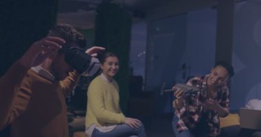 Modern açık uzay ofisinde çalışan engelli bir iş adamı sanal gerçeklik gözlüğü ve İHA simülasyonu kullanarak takım toplantısı yapıyor. Girişim işinde etkin takım çalışması.