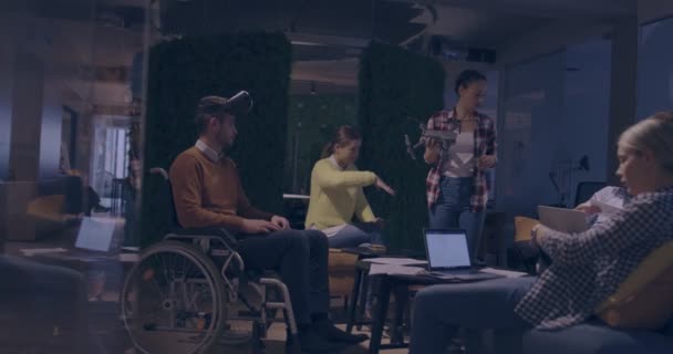 Behinderte Geschäftsleute Rollstuhl Bei Der Arbeit Einem Modernen Coworking Büro — Stockvideo
