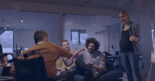 Terhes Üzletasszony Vezeti Sokszínű Üzleti Csapat Kreatív Találkozóját Modern Coworking — Stock videók