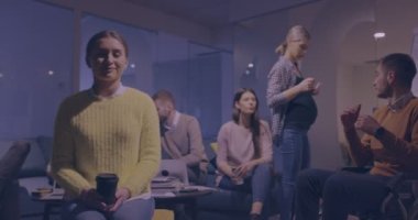 Güzel sarışın bir iş kadınının, kameraya bakıp gülümseyen bir takım lideri portresi. Arka plandaki çok ırklı meslektaşlar modern açık alan başlangıç ofisindeki farklı takımlar. Yüksek kalite fotoğraf