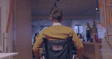 Hamile İş Kadını Modern Çalışma Açık Uzay Ofisi Yaratıcı Toplantısına Öncülük Etti, Tekerlekli sandalye eğitimi ya da iş eğitimine katılan engelli iş arkadaşı