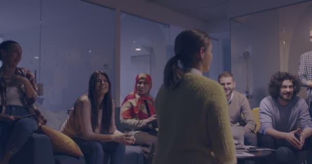 Embarazada Empresaria Lidera Reunión Creativa Diverso Equipo Negocios Coworking Moderno — Vídeo de stock